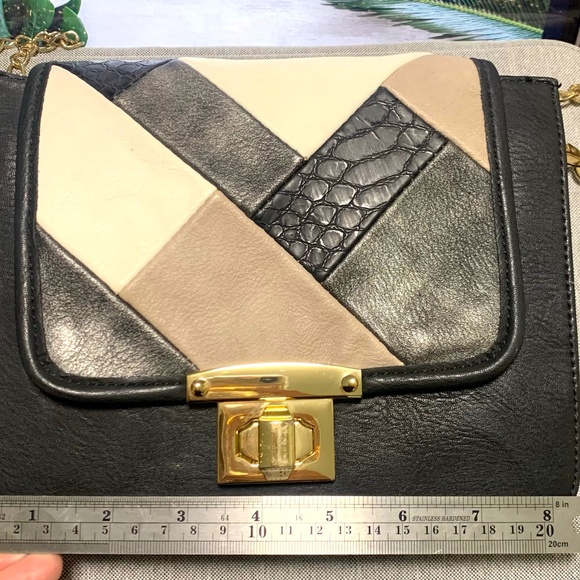 Vieta Convertible Crossbody Bag with chain strap black/white/beige - Picture 7 of 13